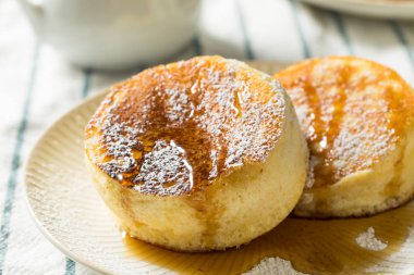 Pudra şekeri ile ev yapımı kabarık Japon gözleme