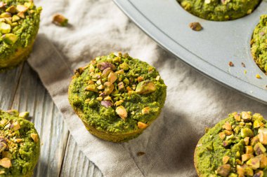 Ev yapımı yeşil Matcha fıstıklı kek hazır yemek