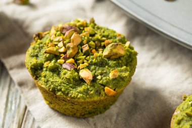 Ev yapımı yeşil Matcha fıstıklı kek hazır yemek