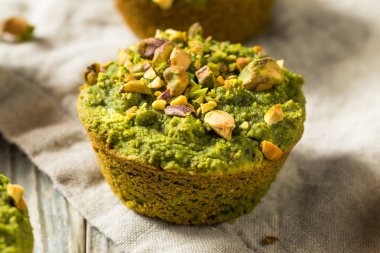 Ev yapımı yeşil Matcha fıstıklı kek hazır yemek