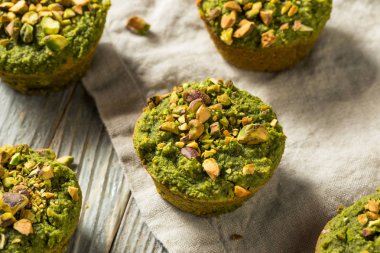 Ev yapımı yeşil Matcha fıstıklı kek hazır yemek