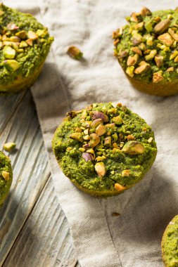 Ev yapımı yeşil Matcha fıstıklı kek hazır yemek