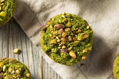 Ev yapımı yeşil Matcha fıstıklı kek hazır yemek