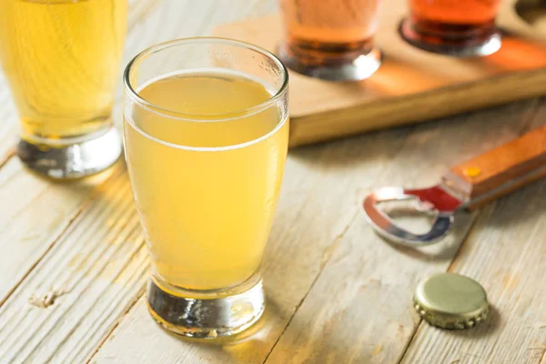 Refrescante Sidra Dura Vuelo Cervezas Para Beber — Foto de Stock