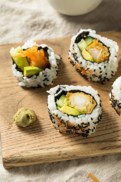Ev yapımı Shirmp Tempura suşi Roll ile avokado