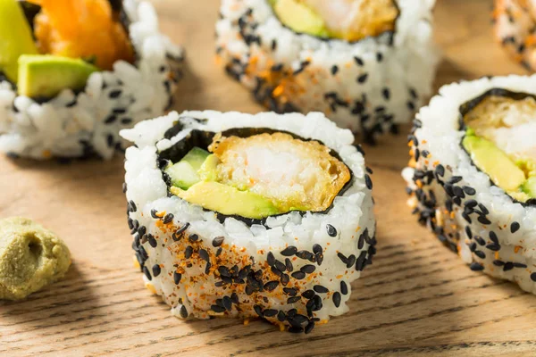 Hjemmelaget Shirmp Tempura Sushi Roll Med Avocados – stockfoto