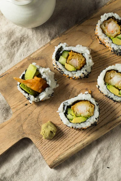 Domowe Shirmp Tempura Roll Sushi Awokado — Zdjęcie stockowe