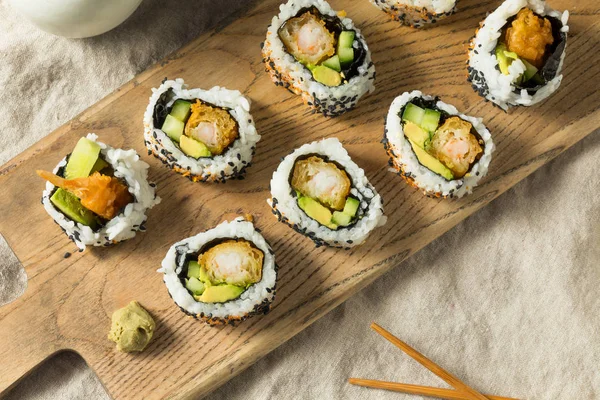 Ev yapımı Shirmp Tempura suşi Roll ile avokado