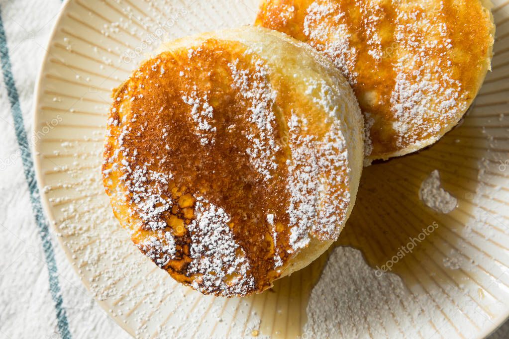 Panqueques japoneses esponjosos caseros con azúcar en polvo 2022