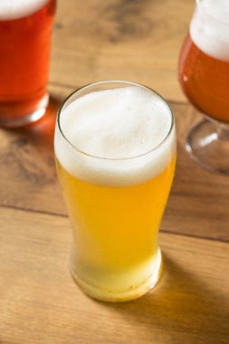 Alkollü elma şarabı uçuş muhtelif