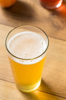 Alkollü elma şarabı uçuş muhtelif