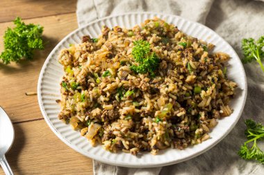 Cajun kirli pirinç pişmiş