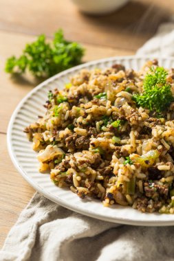 Cajun kirli pirinç pişmiş