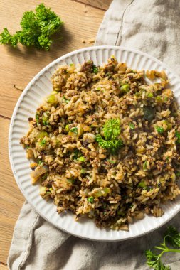 Cajun kirli pirinç pişmiş