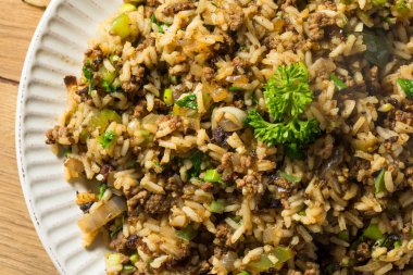 Cajun kirli pirinç pişmiş