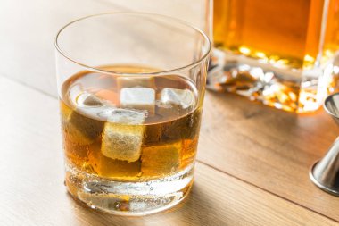 Koyu Amber Bourbon viski taşlarla
