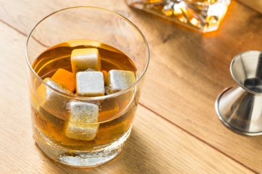 Koyu Amber Bourbon viski taşlarla