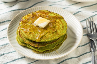 Ev yapımı Matcha yeşil çay krep