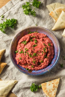 Ev yapımı kırmızı pancar humus