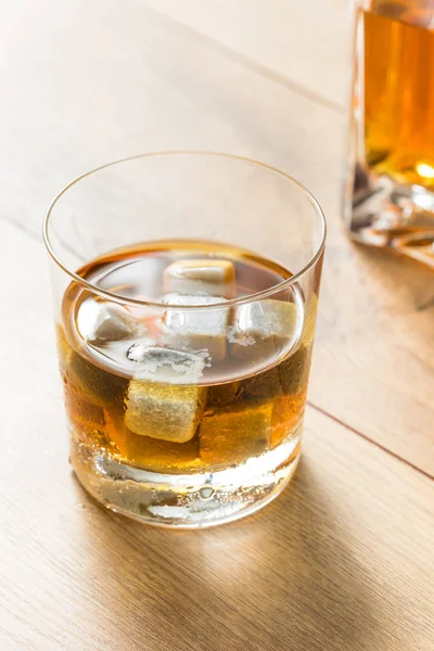 Bourbon de âmbar escuro com pedras de uísque — Fotografia de Stock