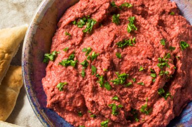 Ev yapımı kırmızı pancar humus