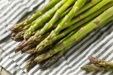 Ham yeşil organik kuşkonmaz Spears