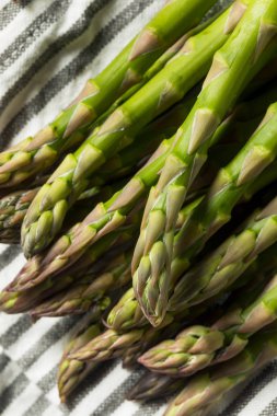 Ham yeşil organik kuşkonmaz Spears