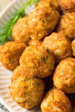 Ev yapımı deniz ürünleri Mini yengeç kek topları