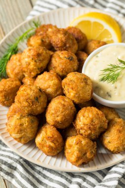 Ev yapımı deniz ürünleri Mini yengeç kek topları