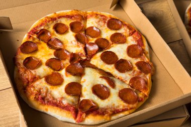 Bir kutu içinde Pizza çıkarmak