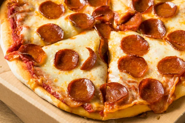 Вийміть піцу в коробку — стокове фото