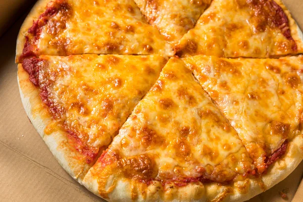 Vyndejte pizzu v krabici — Stock fotografie