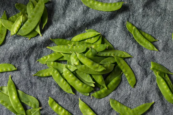 Guisantes de nieve orgánicos verdes crudos — Foto de Stock