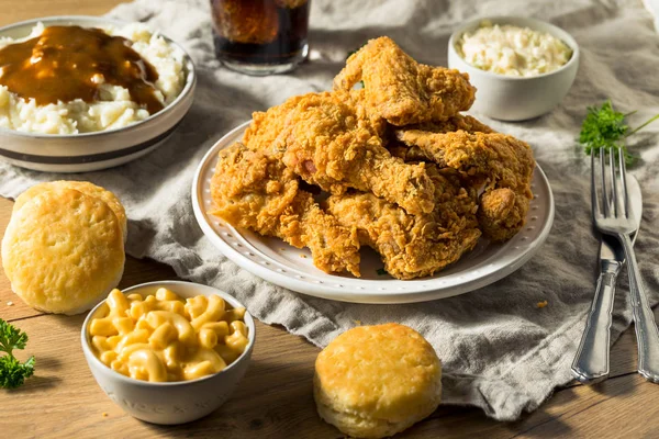 Zelfgemaakte zuidelijke Fried Chicken Dinner — Stockfoto