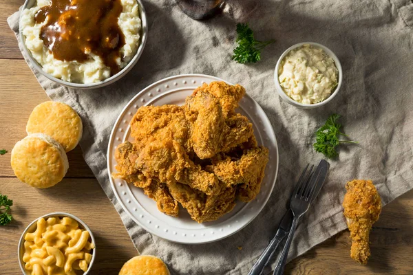 Hausgemachtes Abendessen mit gebratenen Hühnchen aus dem Süden — Stockfoto