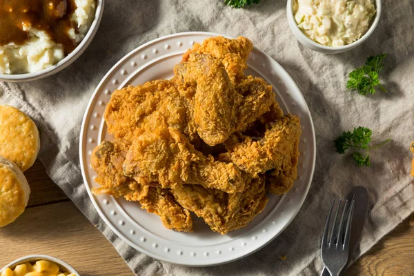 Hausgemachtes Abendessen mit gebratenen Hühnchen aus dem Süden — Stockfoto
