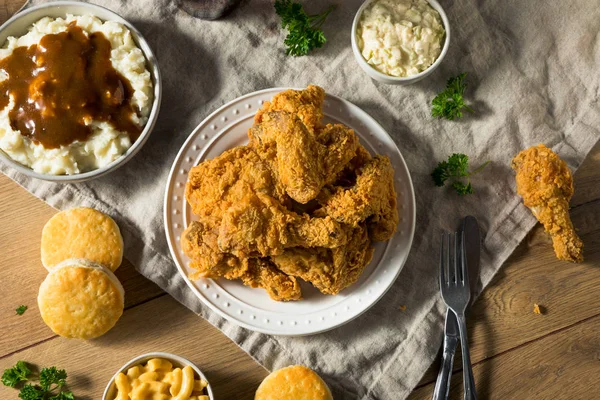 Hausgemachtes Abendessen mit gebratenen Hühnchen aus dem Süden — Stockfoto