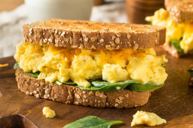 Doyurucu ev yapımı yumurta kahvaltı sandviç