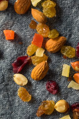 Sağlıklı kurutulmuş meyve ve fındık karışımı