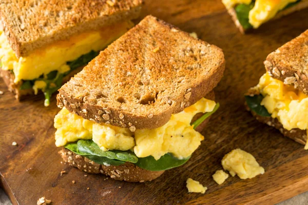 丰盛的自制鸡蛋早餐三明治 — 图库照片