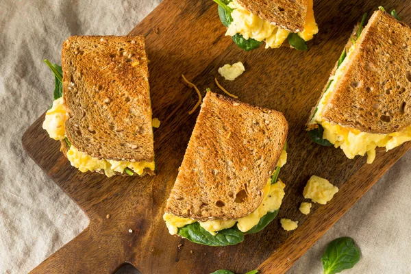 Sándwich casero abundante del desayuno del huevo —  Fotos de Stock