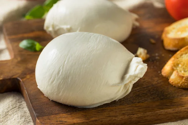 自家製の白いイタリア Burrata チーズ — ストック写真