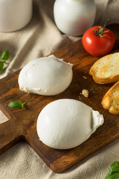 Ev yapımı beyaz İtalyan Burrata peynir — Stok fotoğraf