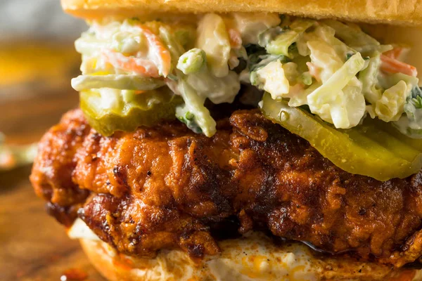 Domowe Nashville pikantny Hot Chicken Sandwich — Zdjęcie stockowe