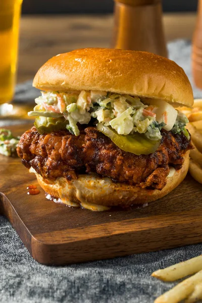 Hjemmelaget krydret Nashville Hot Chicken Sandwich – stockfoto