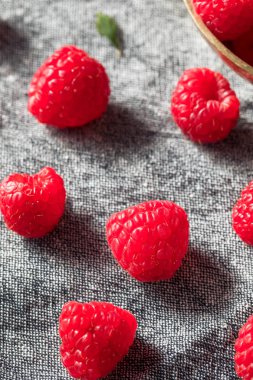 Çiğ kırmızı organik ahududu