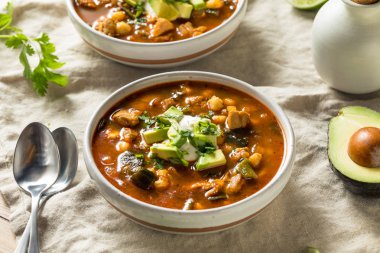 Ev yapımı Meksika Pozole çorbası