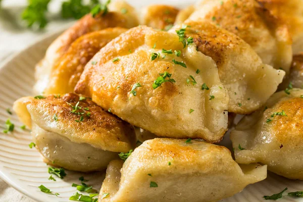 Patata polacca fritta fatta in casa Pierogis — Foto Stock