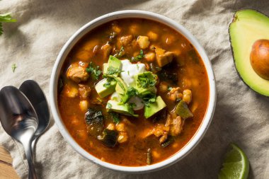 Ev yapımı Meksika Pozole çorbası