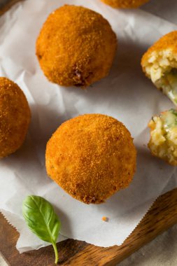 Ev yapımı Deep Fried Risotto Arancini